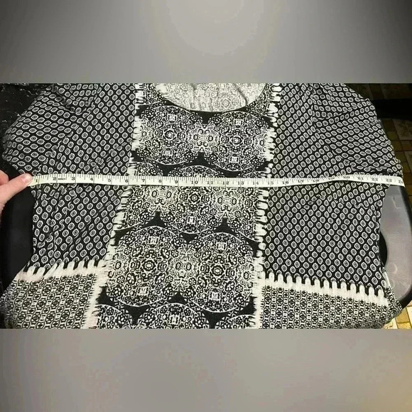 Rose & Olive Black & White Round‎ Neck Stretch Pullover 3/4 Sleeve, Size 2X - Picture 6 of 7